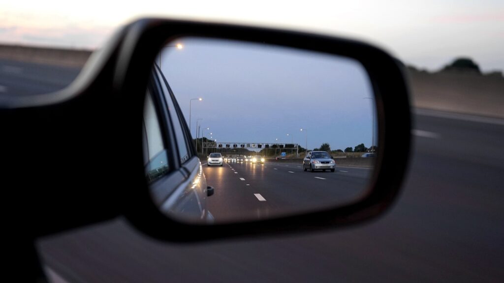 car, rearview mirror, mirror-1576894.jpg